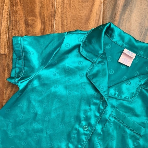 More than Magic Vintage Peace Sign Print Short Button Down Pajama Set XS - Picture 7 of 10